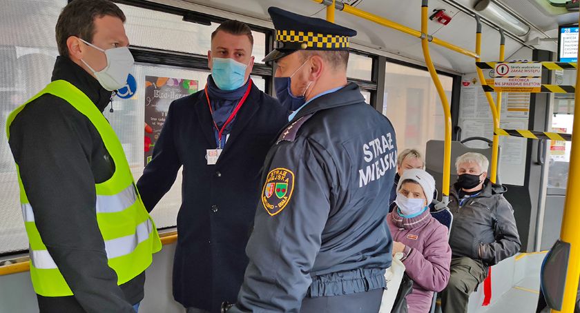 Maseczkowa akcja straży miejskiej w komunikacji miejskiej