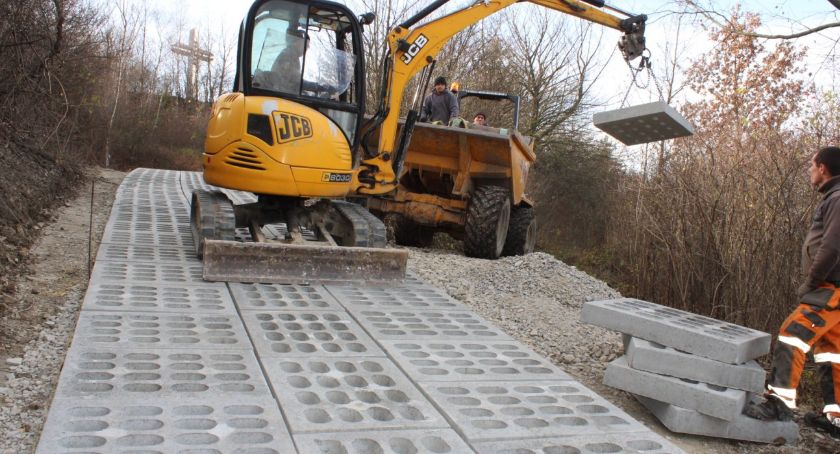 Droga z płyt betonowych powstaje w górskim terenie