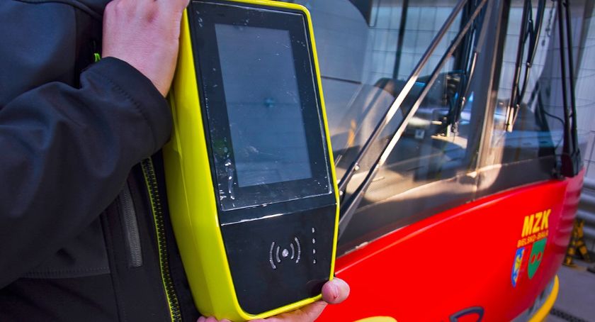 Kasowniki montowane w autobusach MZK. Dzięki nim zapłacisz telefonem lub kartą 