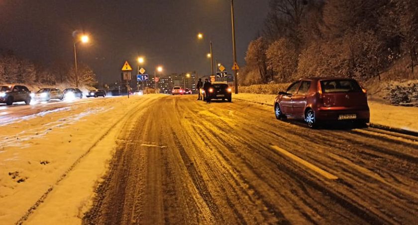 Bardzo trudne warunki na drogach w związku z opadami śniegu