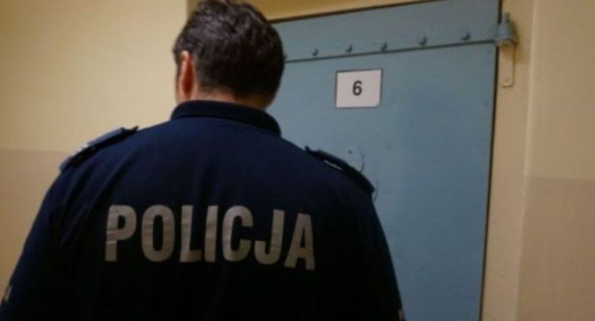 Bezdomny chciał wejść na klatkę schodową kamienicy. Mieszkańcy wezwali policję