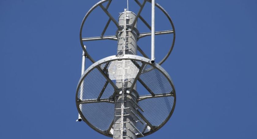 PKP stawia maszty na Żywiecczyźnie. Mieszkańcy martwią się, że to sieć 5G