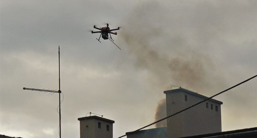 W Gminie Kozy dron sprawdza co wydobywa się z kominów