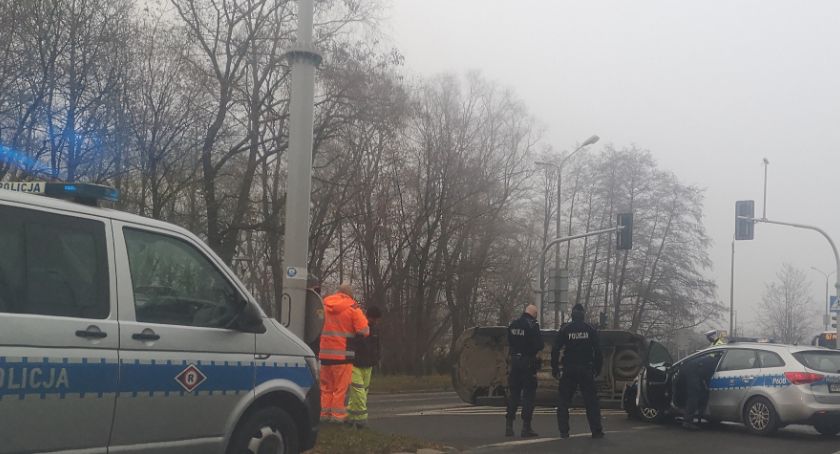 Wypadek z udziałem radiowozu na Warszawskiej | Drugie auto na boku (Aktualizacja)