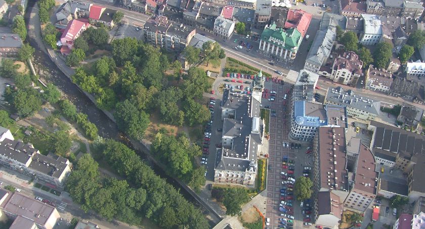 Obok bielskiego Ratusza rozpoczęto prace przy schronie i szczelinie przeciwlotniczej