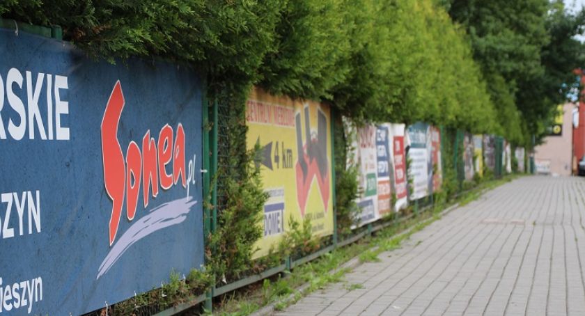 Koniec z reklamami w Cieszynie | Za kilka dni znikną te w centrum i na płotach