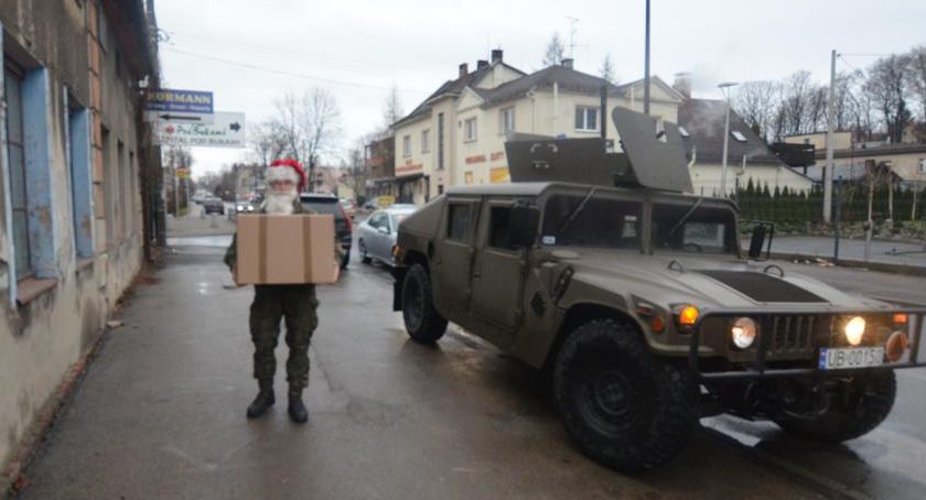Mikołaje w mundurach dostarczali prezenty dla potrzebujących w Bielsku-Białej FOTO