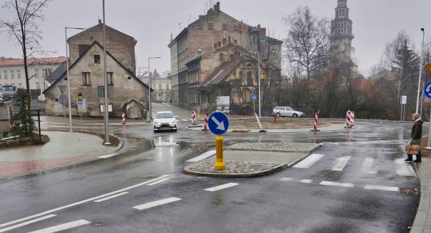 Nowe Rondo przy zbiegu ulic Cieszyńskiej i Lompy już otwarte dla ruchu FOTO
