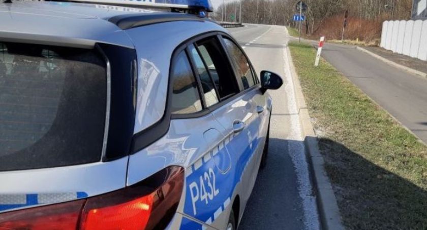 Pod jednym z drzew spostrzegli mężczyznę z pętlą na szyi