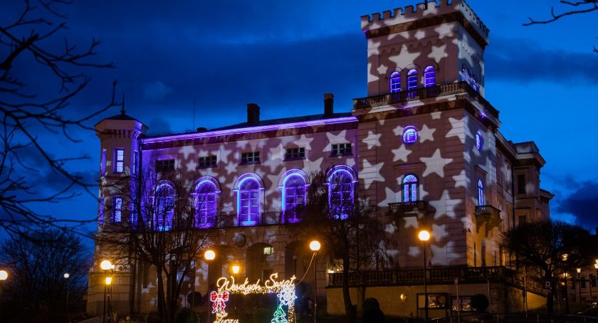 Nowe dekoracje świąteczne na Placu Chrobrego FOTO