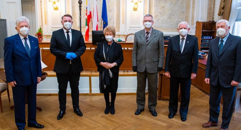 Znani bielscy nauczyciele wpisani do księgi zasłużonych dla miasta