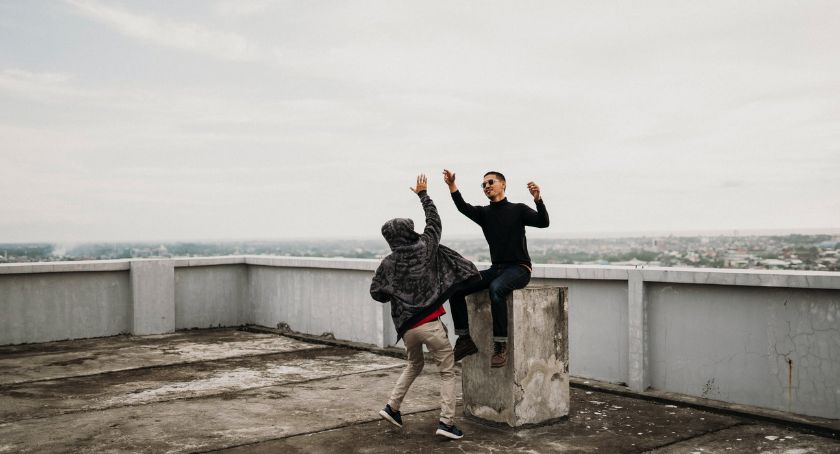 Na płaskie dachy idealnie spisze się papa. Podpowiadamy, jaki rodzaj wykończenia warto wybrać