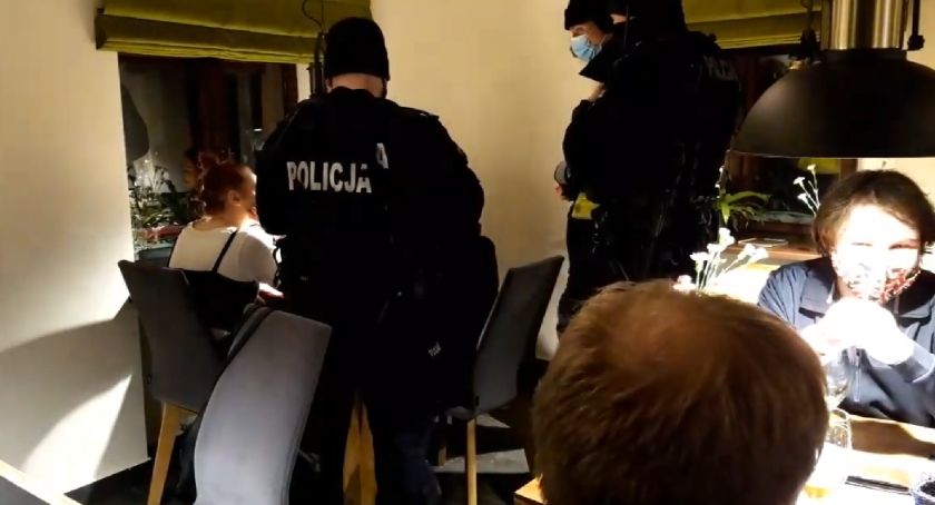 Cieszyńska policja tłumaczy interwencję w cieszyńskiej restauracji, która otwarła się mimo obostrzeń