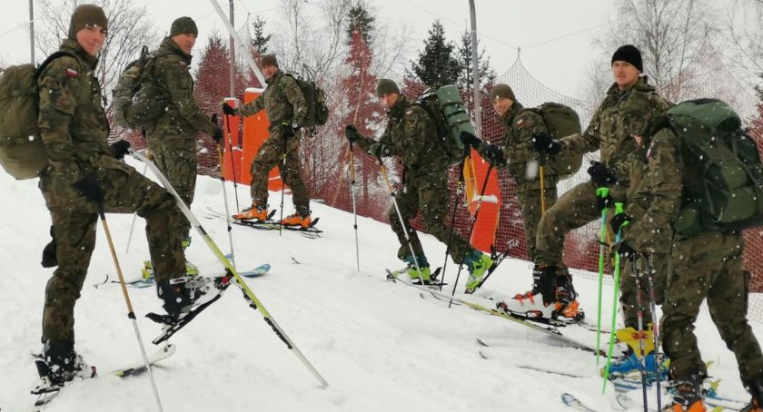 Skrzyczne opanowane przez żołnierzy. Prowadzili ćwiczenia na skiturach FOTO