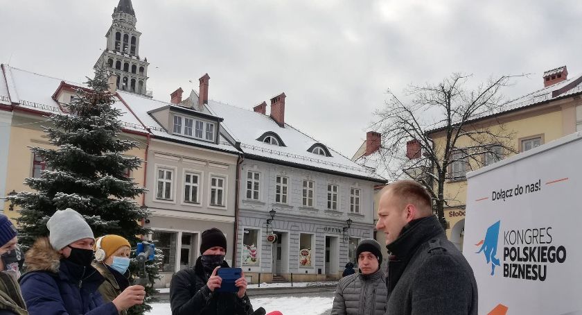 Wezwali do otwierania zamkniętych przez pandemię biznesów. Konferencja na bielskim Rynku