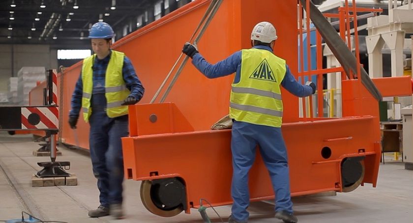 Montaż urządzeń transportu bliskiego. Kto posiada odpowiednie kompetencje w tym zakresie?