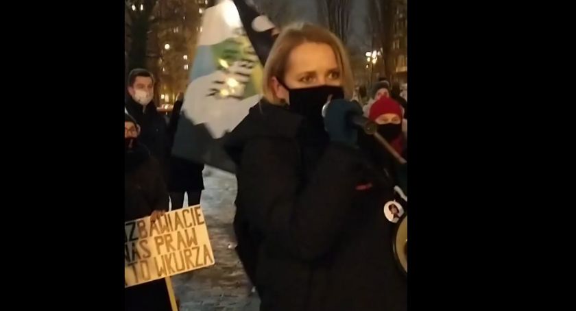 Protest kobiet na ulicach Bielska-Białej w związku z publikacją wyroku TK