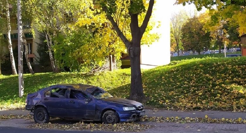 Wraki samochodowe na ulicach Bielska-Białej. Straż miejska je usuwa, ale pojawiają się kolejne