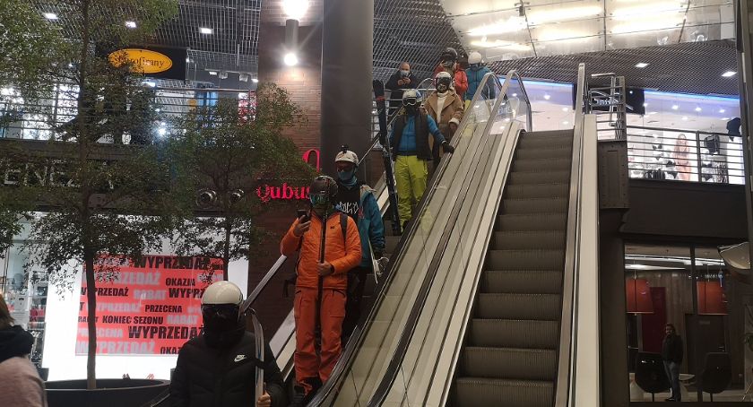 Narciarze i snowboardziści protestowali w Galerii Sfera FOTO