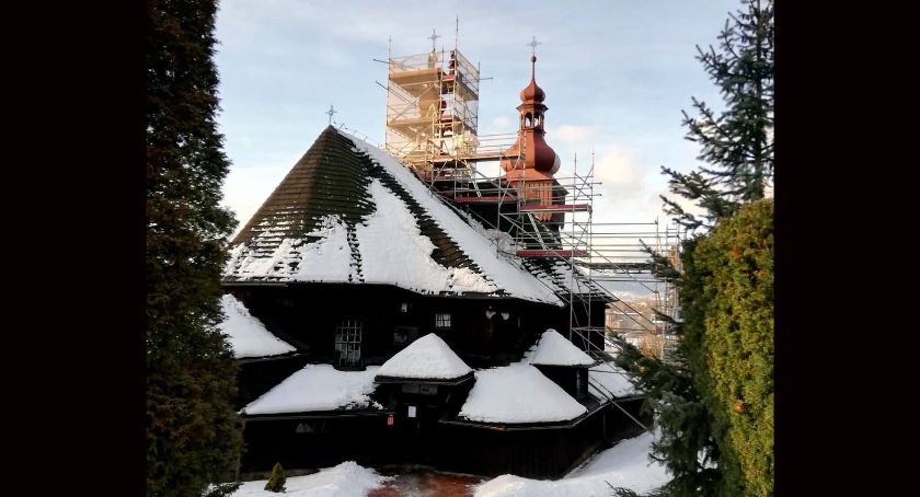 Zabytkowy drewniany kościół w Łodygowicach odzyskuje blask FOTO