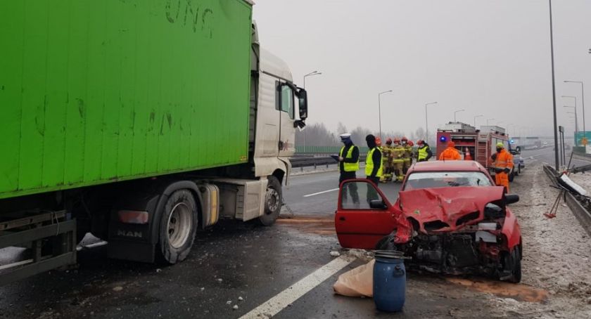 Wjechał pod prąd na ekspresówkę i uderzył w ciężarówkę. Był pijany i agresywny FOTO