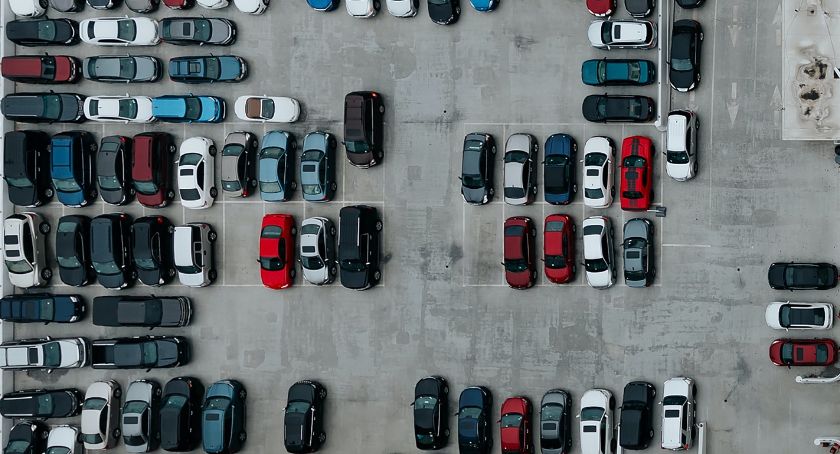 Czy dotkliwe kary za postój na prywatnym parkingu są zgodne z prawem? Odpowiada rzecznik praw konsumenta
