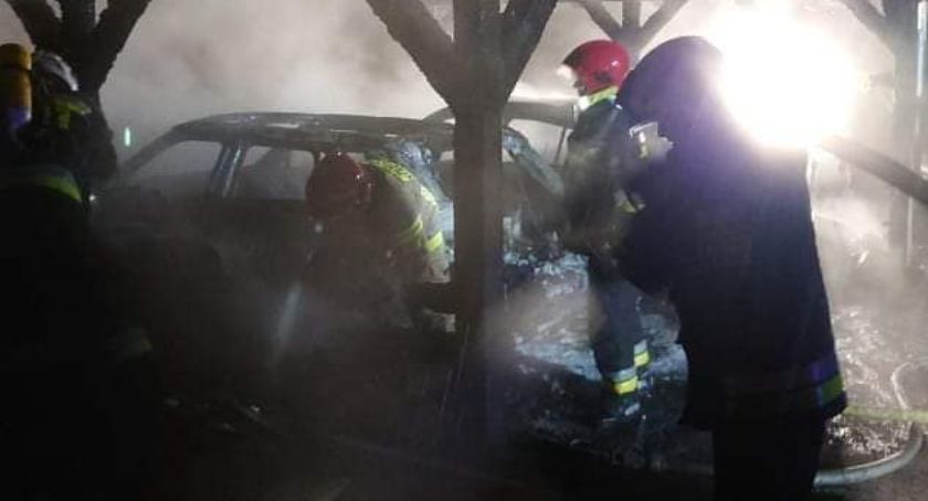 Nocny pożar wiaty i samochodów przy ulicy Jeżynowej FOTO
