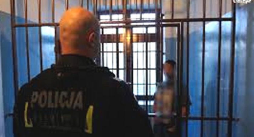 Zatankował paliwo za 800 złotych i uciekł. Zatrzymała go cieszyńska policja