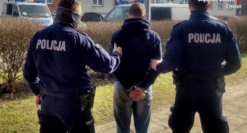 Nastolatkowie okradli sklep i zaatakowali policjantów