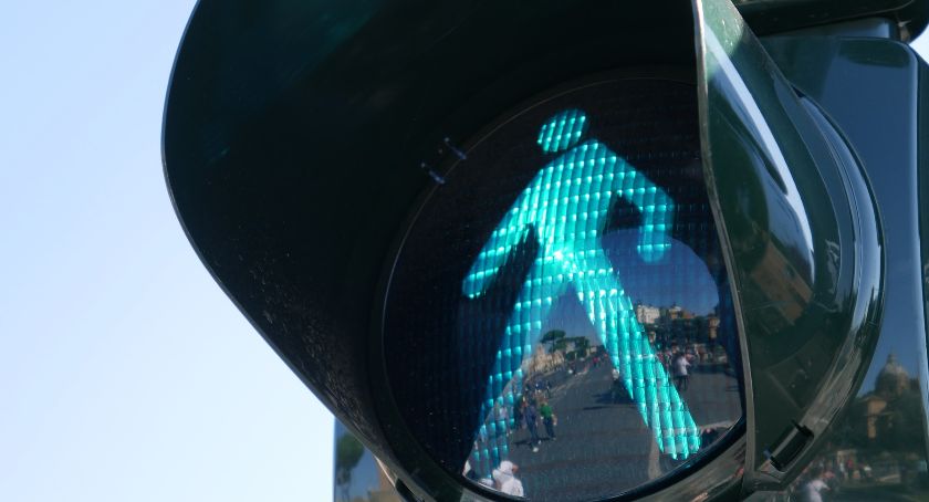 Dziś zmieniają się przepisy drogowe dotyczące pieszych i kierowców
