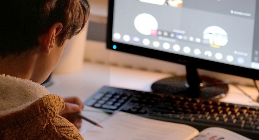 Uczniowe cieszyńskiej podstawówki wracają na lekcje zdalne przez zakażonego nauczyciela