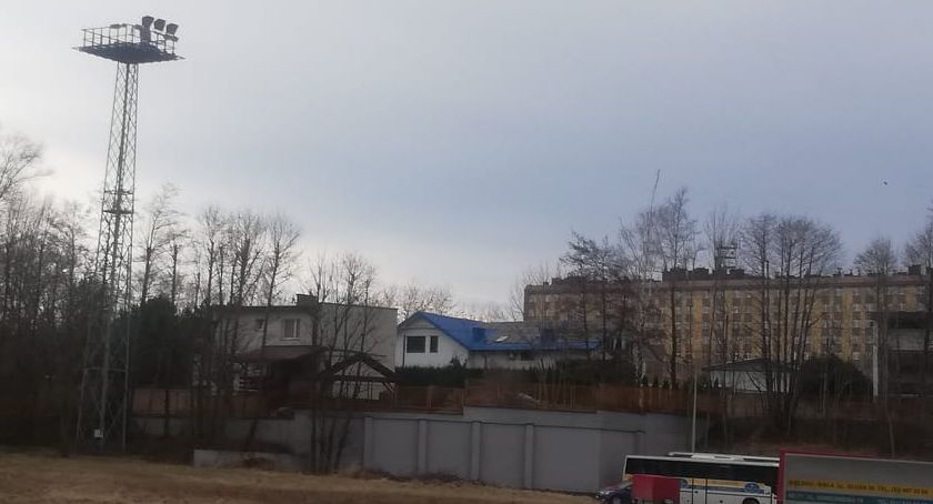Oświetlenie bazy MZK uciążliwe dla okolicznych mieszkańców. W nocy jak w dzień