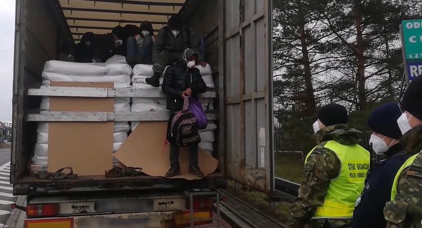 6 Afgańczyków na workach ze słonecznikiem nielegalnie dostało się do Polski FILM
