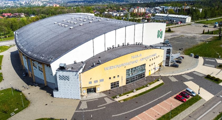 500 osób dziennie ma być szczepionych na Hali Pod Dębowcem