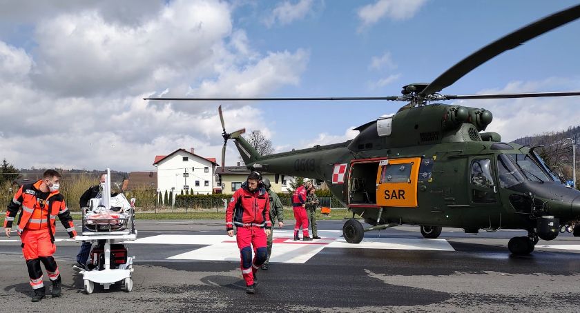 Pacjentka w ciężkim stanie przetransportowana do Łodzi wojskowym śmigłowcem FOTO