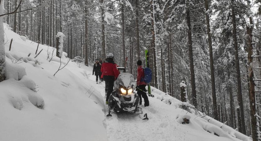 W Beskidach wciąż trudne warunki. GOPR udzielił pomocy czterem turystom