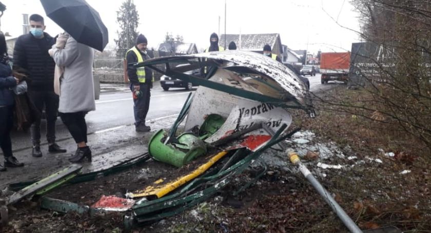 Kierowca wjechał w przystanek autobusowy w Żywcu