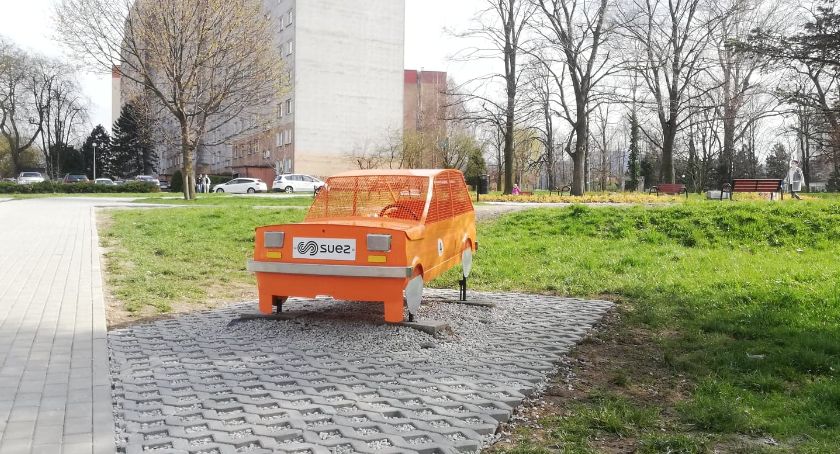 Pomarańczowy maluch na nakrętki dla Poli i Adasia FOTO