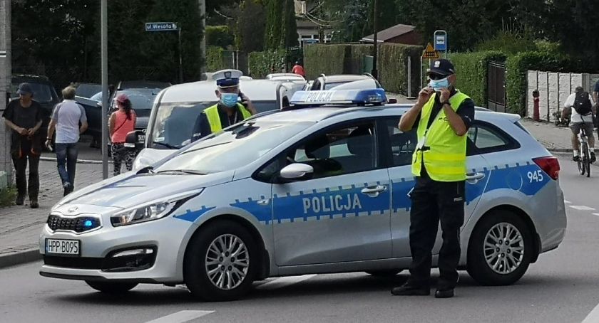 Uderzył w dwa auta, radiowóz i kilka budynków uciekając przez policją. Miał 1,5 promila