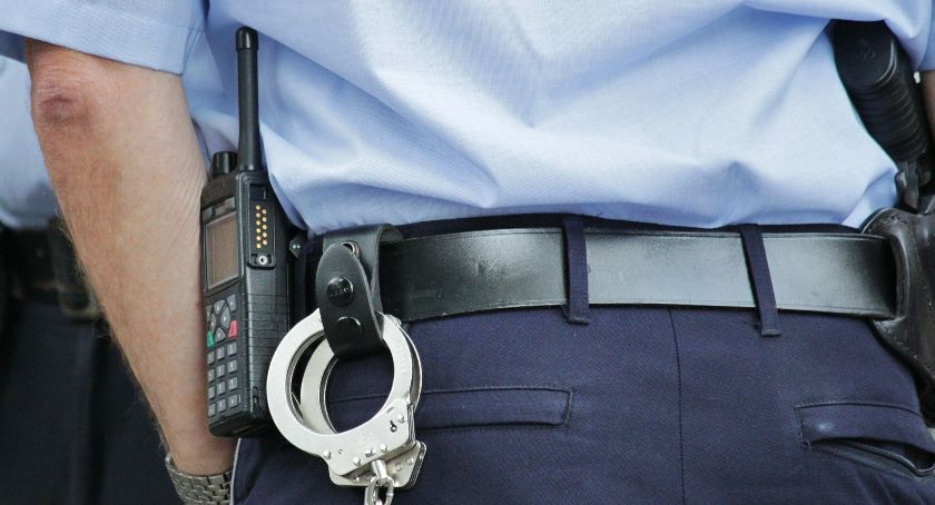 Pokazał policjantom środkowy palec | Może spędzić w więzieniu nawet rok