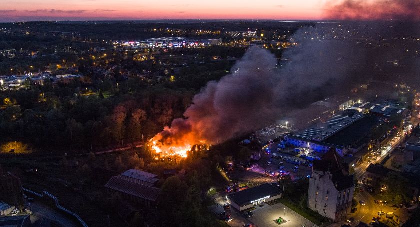 Ogromny pożar budynku dawnej bielskiej lokomotywowni FOTO i FILM