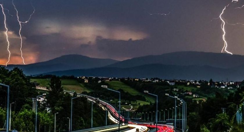 Nad Beskidy nadciągają burze i deszcz