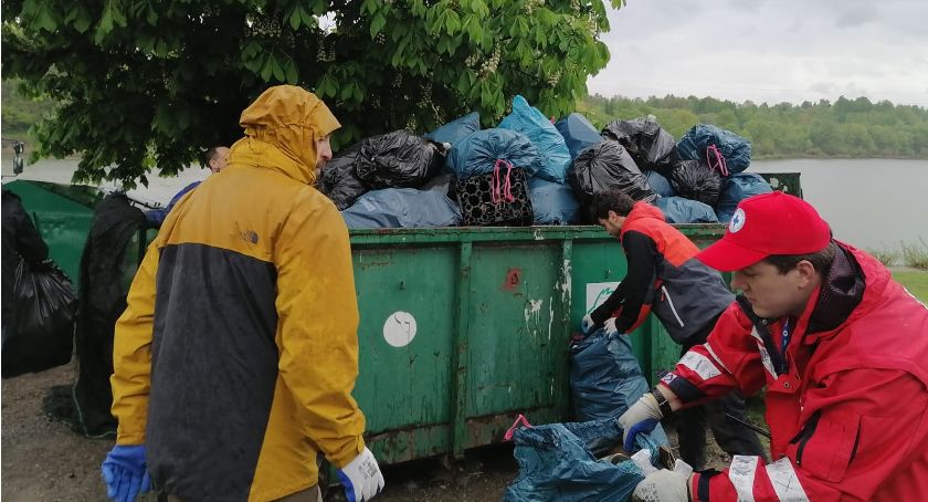 Zebrali aż 4 tony śmieci nad Jeziorem Żywieckim FOTO