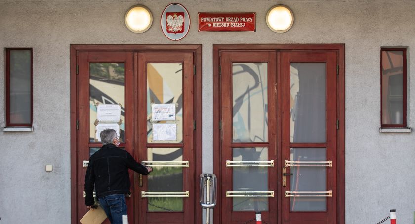 Urząd Pracy w Bielsku-Białej podał dane o bezrobociu za kwiecień, planowane są zwolnienia grupowe