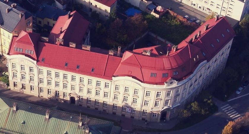 Uczeń nie chciał założyć maseczki na egzaminie. Awantura w Cieszynie 