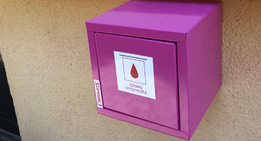 Różowa skrzyneczka z darmowymi podpaskami i tamponami pojawiła się w Jaworzu