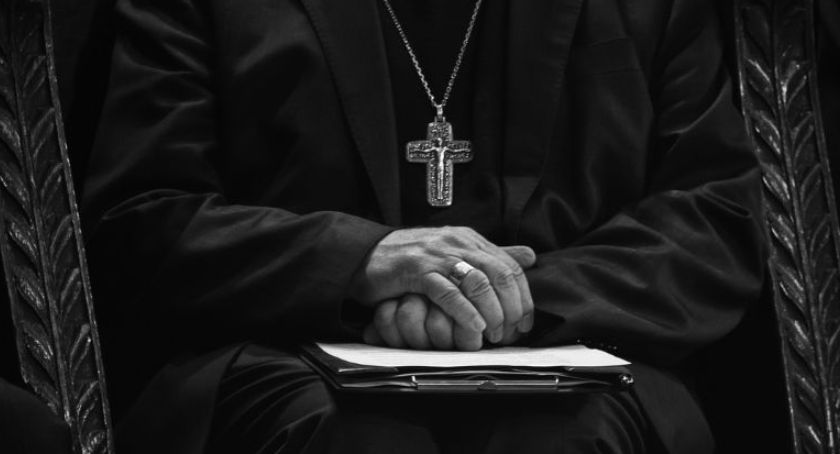 Biskup Rakoczy straci honorowe obywatelstwo Bielska-Białej? Wygląda na to, że nie prędko