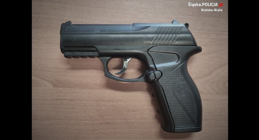 Ostrzelał przystanki z pistoletu, 43-latek jest już w rękach policji
