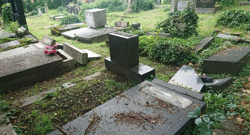FOTO Zdewastowano Cmentarz Żydowski w Bielsku-Białej. Zniszczeniu uległo blisko 70 nagrobków