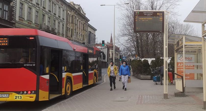 Kolejne tablice dynamicznej informacji pasażerskiej montowane są na przystankach w Bielsku-Białej